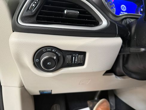 Certified 2023 Chrysler Pacifica Touring-L FWD image 42