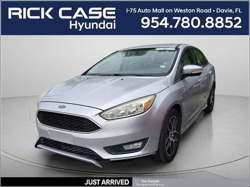 Used 2016 Ford Focus SE w/ SE Sport Package FWD image 1