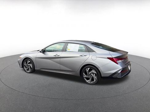 Used 2025 Hyundai Elantra Limited image 10
