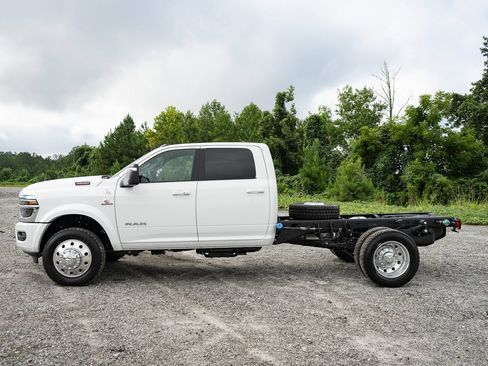 New 2026 RAM 4500 4x4 Crew Cab DRW w/ Laramie Trim Package image 5