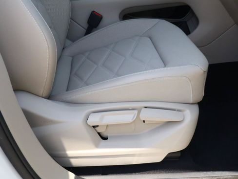 Used 2025 Volkswagen Atlas SE FWD image 18