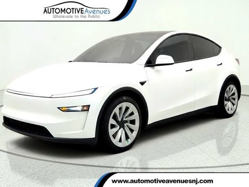 Used 2026 Tesla Model Y AWD image 1