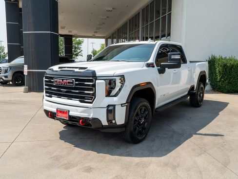 Used 2024 GMC Sierra 2500 AT4 w/ AT4 Premium Plus Package AWD/4WD image 3