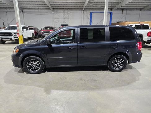 Used 2014 Dodge Grand Caravan SE w/ Quick Order Package 29E SE FWD image 4