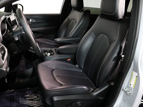 Used 2026 Chrysler Pacifica Select FWD image 4