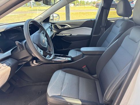Used 2025 Chevrolet Trax LT FWD image 25