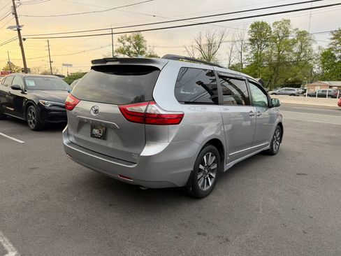 Used 2018 Toyota Sienna XLE w/ XLE Navigation Package AWD/4WD image 7