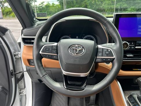 Certified 2024 Toyota Highlander Platinum AWD/4WD image 14