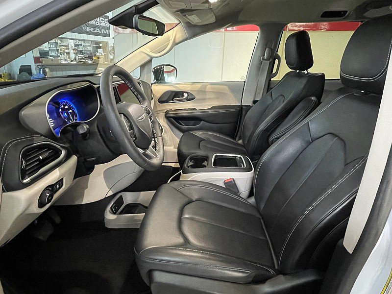 Used 2024 Chrysler Pacifica Touring-L FWD image 10