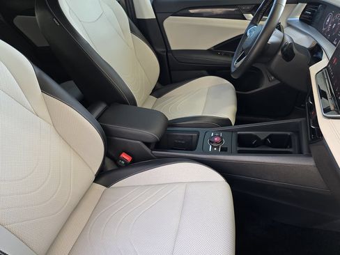 Used 2025 Volkswagen Tiguan SE FWD image 12