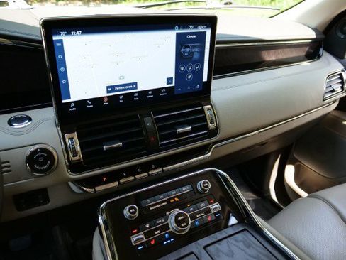 Used 2023 Lincoln Navigator Reserve AWD/4WD image 9
