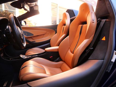 Used 2019 McLaren 570S Spider image 24