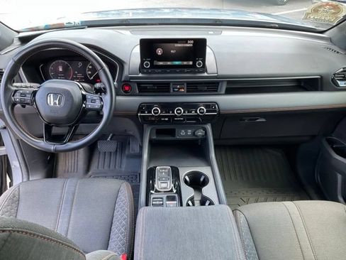 Used 2025 Honda Pilot Sport image 4