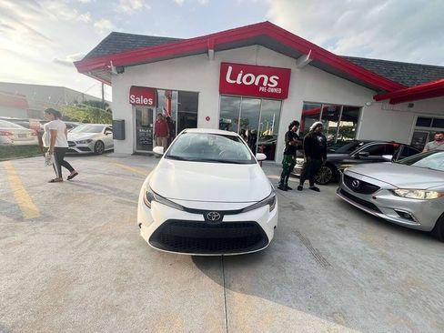 Used 2021 Toyota Corolla LE FWD image 1