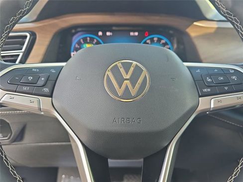 Used 2025 Volkswagen Atlas SE FWD image 24