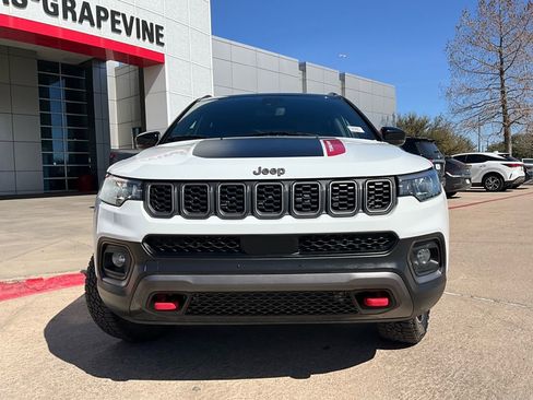 Used 2025 Jeep Compass Trailhawk image 3