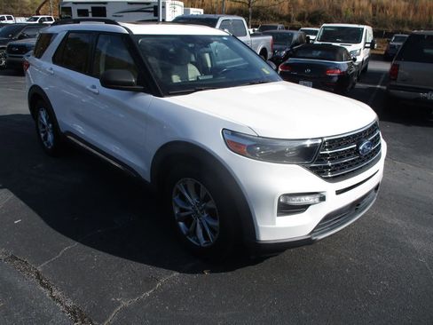 Used 2020 Ford Explorer XLT w/ Equipment Group 202A image 2