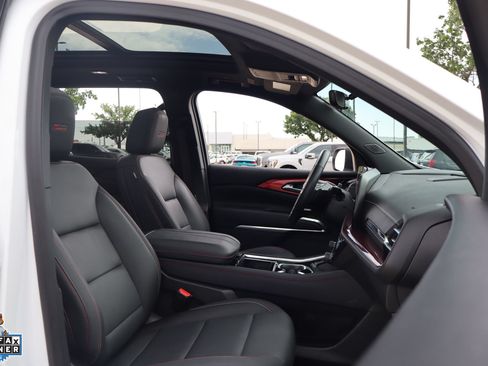 Used 2024 Chevrolet Traverse Z71 w/ Enhanced Driving Package AWD/4WD image 32