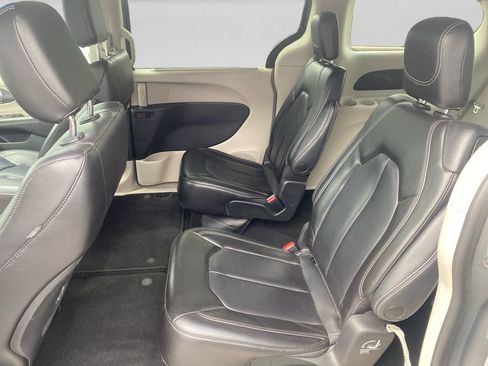 Used 2023 Chrysler Pacifica Touring-L FWD image 25
