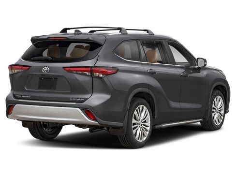 Used 2023 Toyota Highlander Platinum FWD image 2