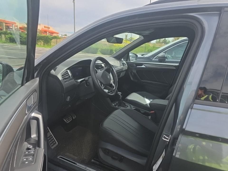 Used 2023 Volkswagen Tiguan SE R-Line AWD/4WD image 2