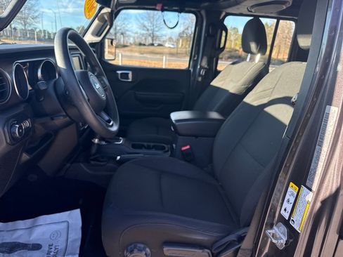 Used 2018 Jeep Wrangler Unlimited Sport image 13