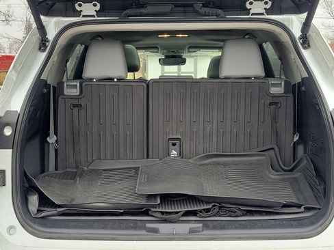 Used 2024 Toyota Highlander XLE image 6