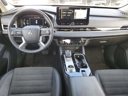 Used 2025 Mitsubishi Outlander SE FWD image 9