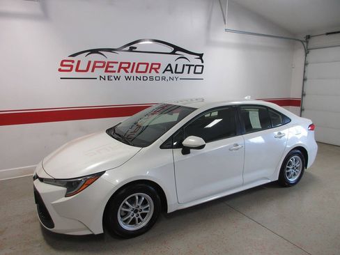 Used 2021 Toyota Corolla LE FWD image 2