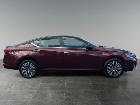 Used 2025 Nissan Altima 2.5 SV AWD/4WD image 9