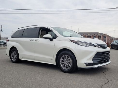 Used 2021 Toyota Sienna XLE image 2