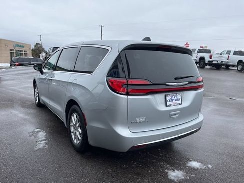 Used 2024 Chrysler Pacifica Touring-L FWD image 10