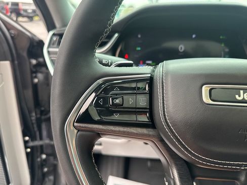 Used 2022 Jeep Grand Cherokee Overland w/ Luxury Tech Group IV image 26