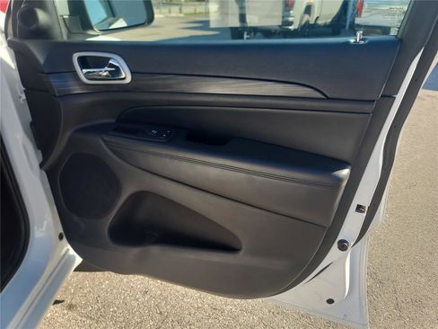 Used 2019 Jeep Grand Cherokee Altitude image 15
