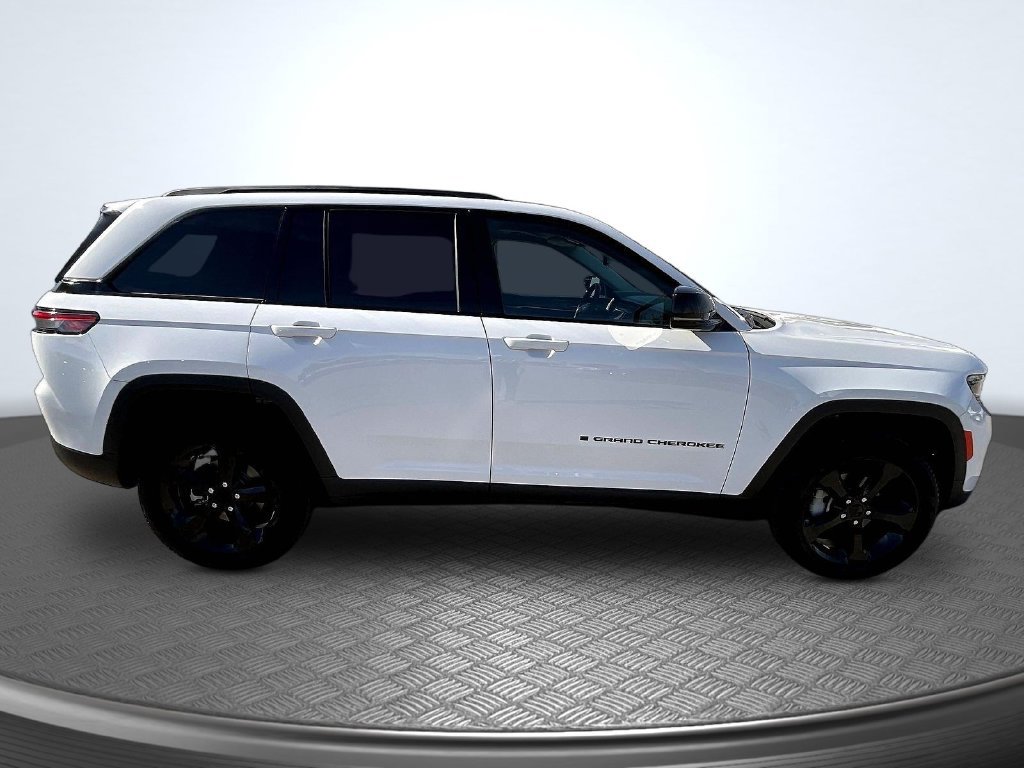 Used 2023 Jeep Grand Cherokee Limited w/ Black Appearance Package AWD/4WD image 4