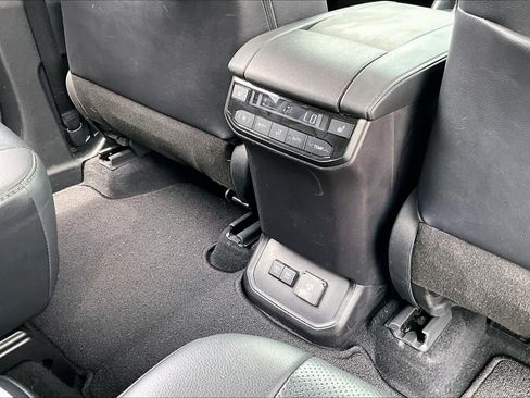 Used 2021 Toyota Highlander Platinum FWD image 10