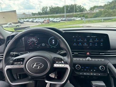 Used 2023 Hyundai Elantra SEL w/ Convenience Package FWD image 12