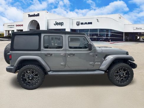 Used 2018 Jeep Wrangler Unlimited Sahara AWD/4WD image 8