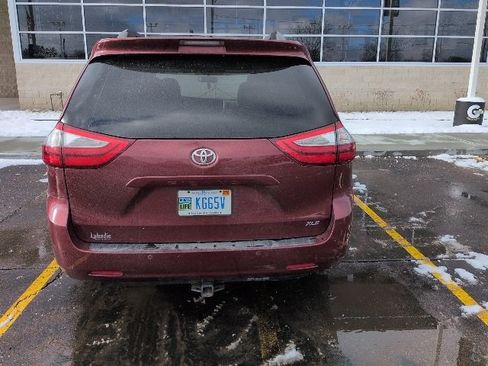 Used 2015 Toyota Sienna XLE image 5