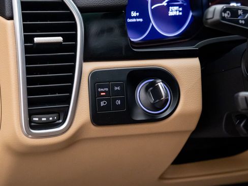 Certified 2023 Porsche Cayenne Platinum Edition image 19