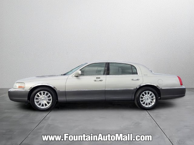 Used 2006 Lincoln Town Car Signature RWD image 2