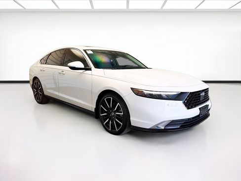 Used 2023 Honda Accord Touring image 3