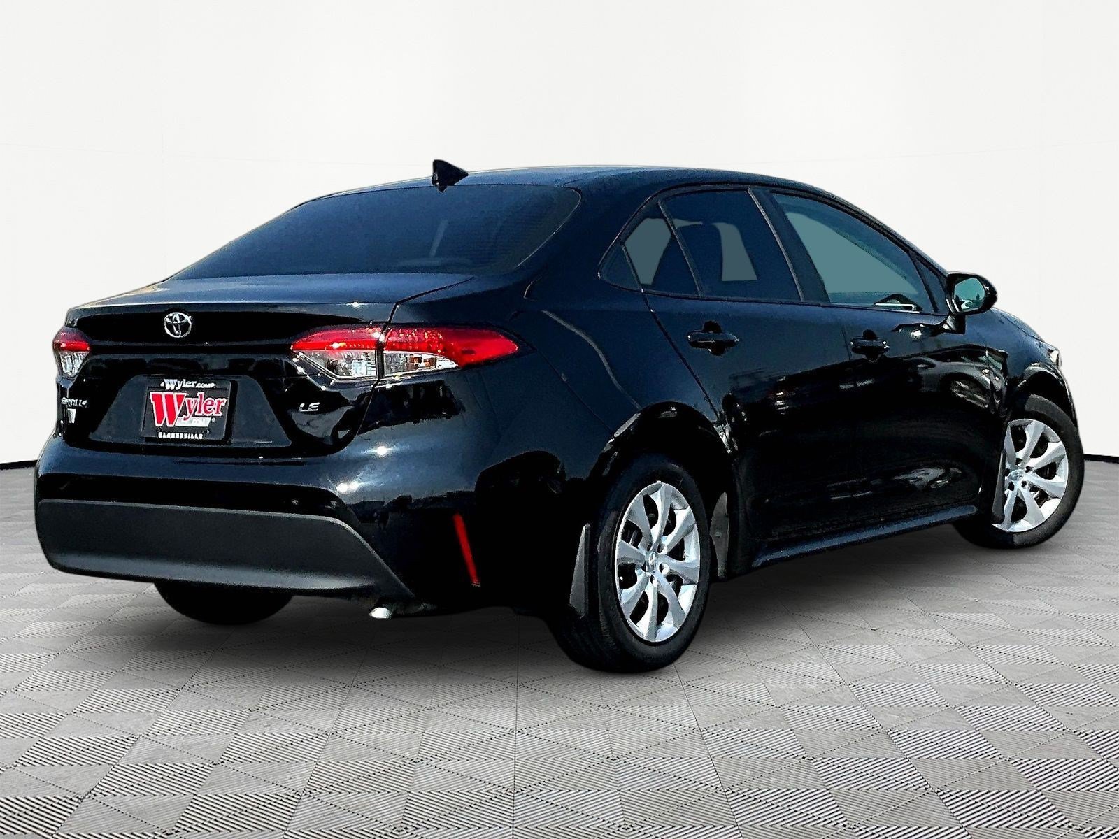 Used 2025 Toyota Corolla LE FWD image 6