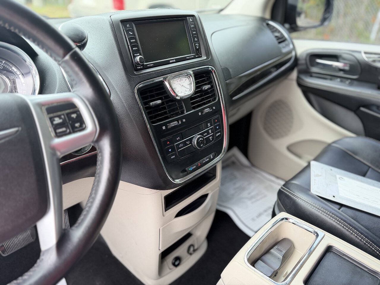 Used 2013 Chrysler Town & Country Touring FWD image 16