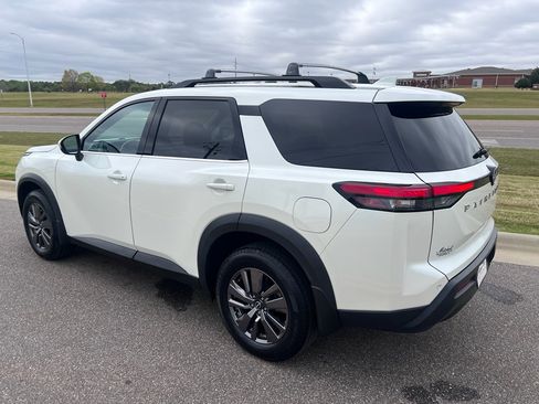 Used 2023 Nissan Pathfinder SV image 9