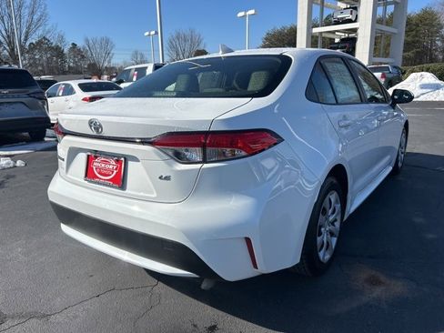 Used 2022 Toyota Corolla LE image 5