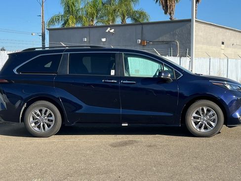 Used 2025 Toyota Sienna XLE FWD image 6