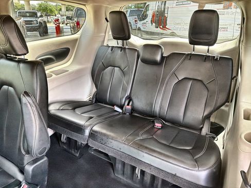 Used 2023 Chrysler Pacifica Touring-L FWD image 22