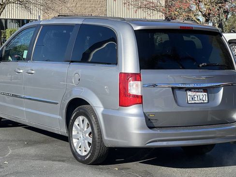 Used 2016 Chrysler Town & Country Touring image 4