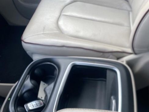 Used 2020 Chrysler Pacifica Limited image 24